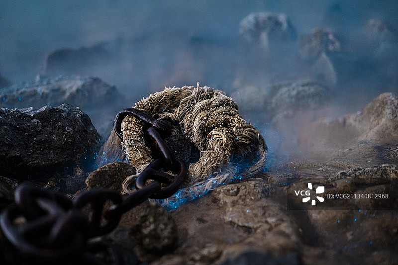 平潭蓝眼泪荧光海海萤与礁石及锚链图片素材