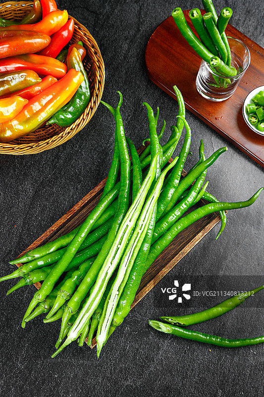 盘子里放着线椒图片素材