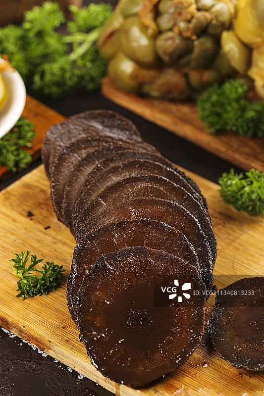 木底上的襄阳大头菜图片素材