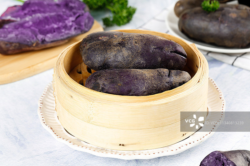 蒸笼里的农家紫土豆图片素材
