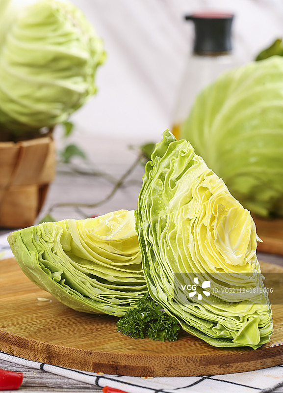 木板上放着绿甘蓝图片素材