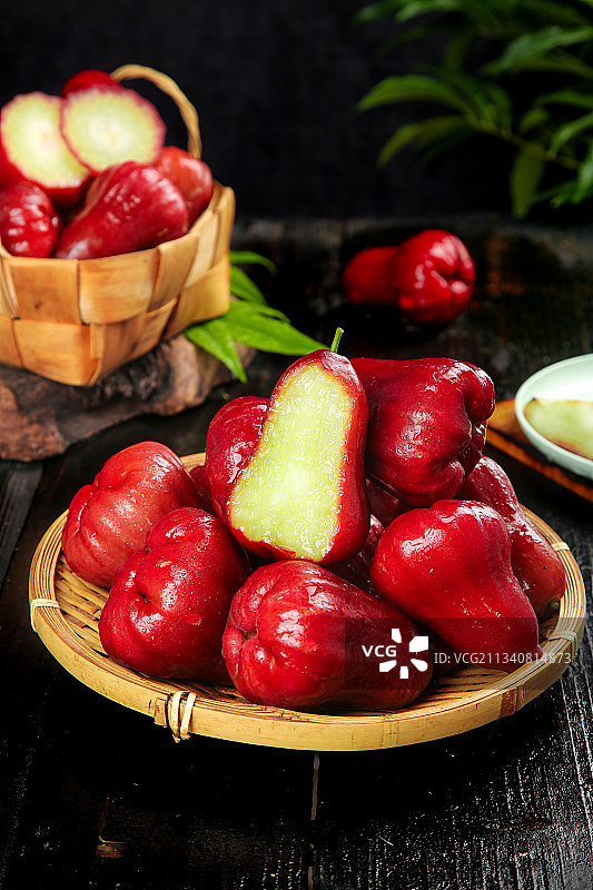 深底上放着一盘进口莲雾图片素材