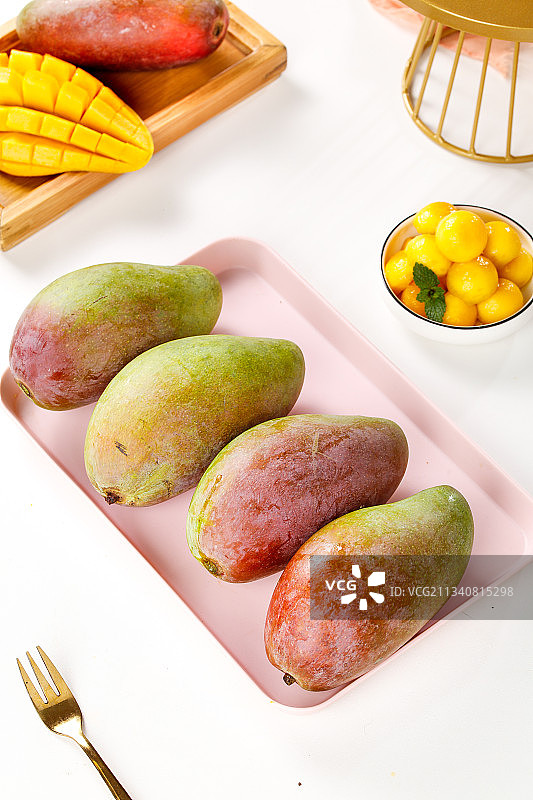 浅底上放着一盘海南新鲜贵妃芒图片素材