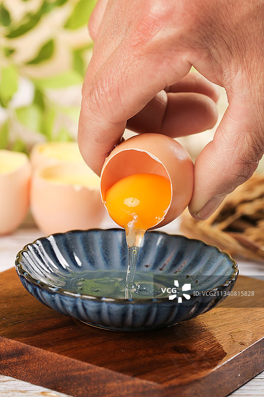 碟子里装着鸡蛋黄图片素材