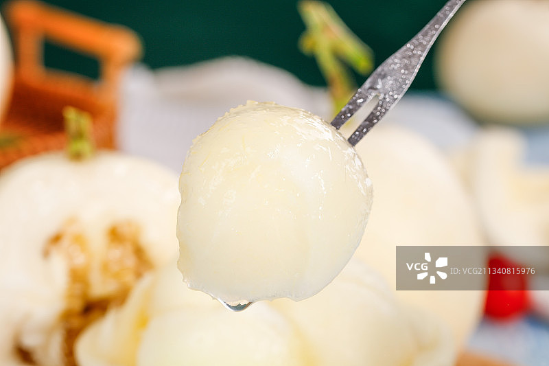 叉子叉着阎良甜瓜果肉图片素材