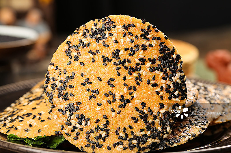 木板上放着手工芝麻饼图片素材