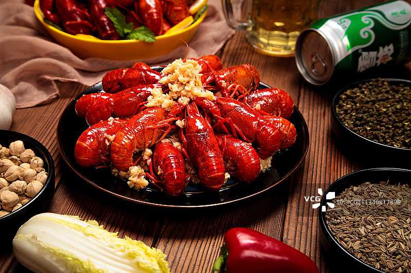 木底上放着一盘蒜蓉龙虾图片素材