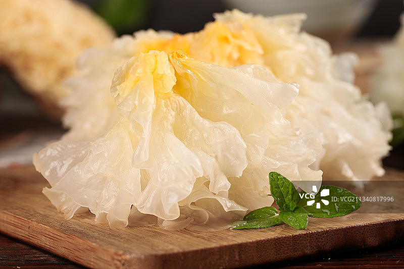 木底上的雪银耳图片素材