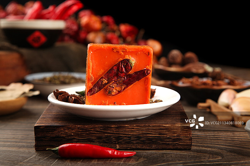 木底上放着一碟红油火锅底料图片素材
