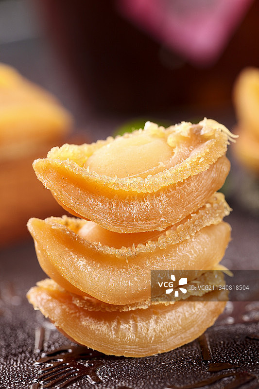 深底上放着大连鲍鱼干图片素材