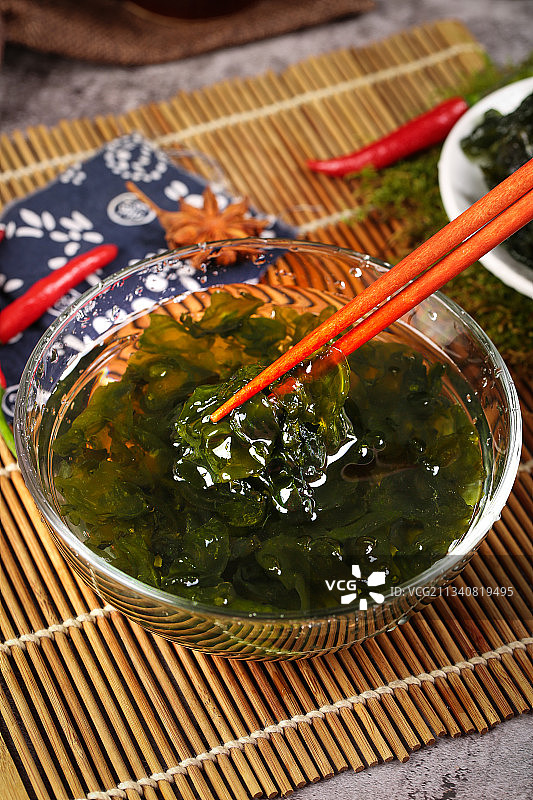 筷子上夹着地木耳图片素材