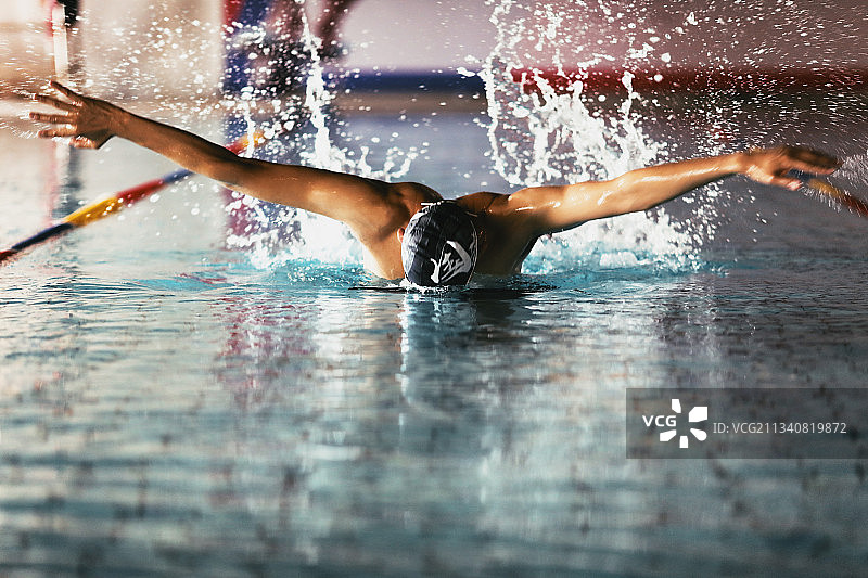 运动员在泳道蝶泳拼搏向前图片素材