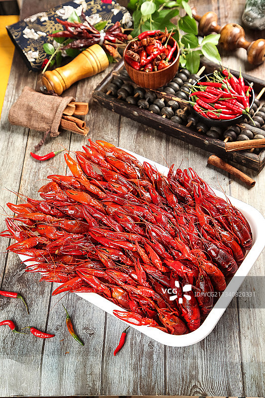 盘子里装着蒸虾图片素材