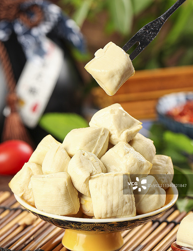 碗里装着手工包浆豆腐图片素材