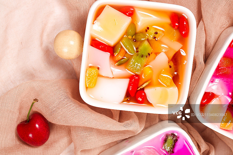 碟子里装着清补凉凉粉图片素材