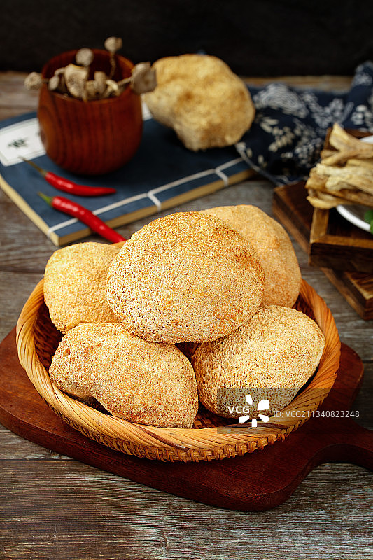 篮子里装着干猴头菇图片素材