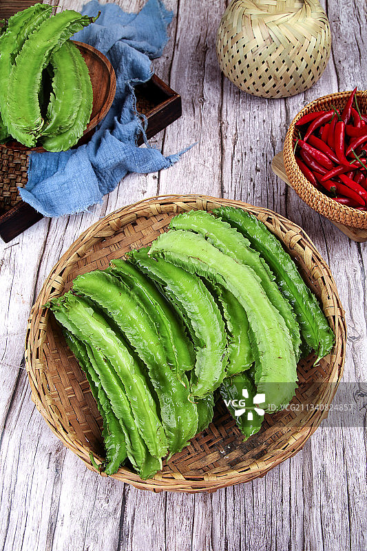 篮子里装着四角豆图片素材