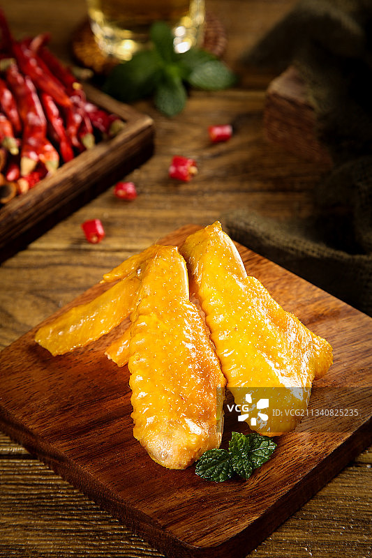 木底上摆放着盐焗鸡翅图片素材