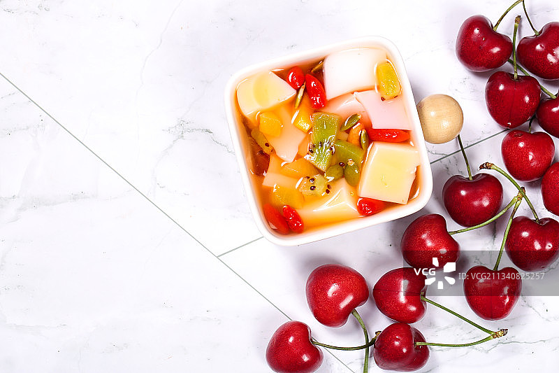 碟子里装着清补凉凉粉图片素材