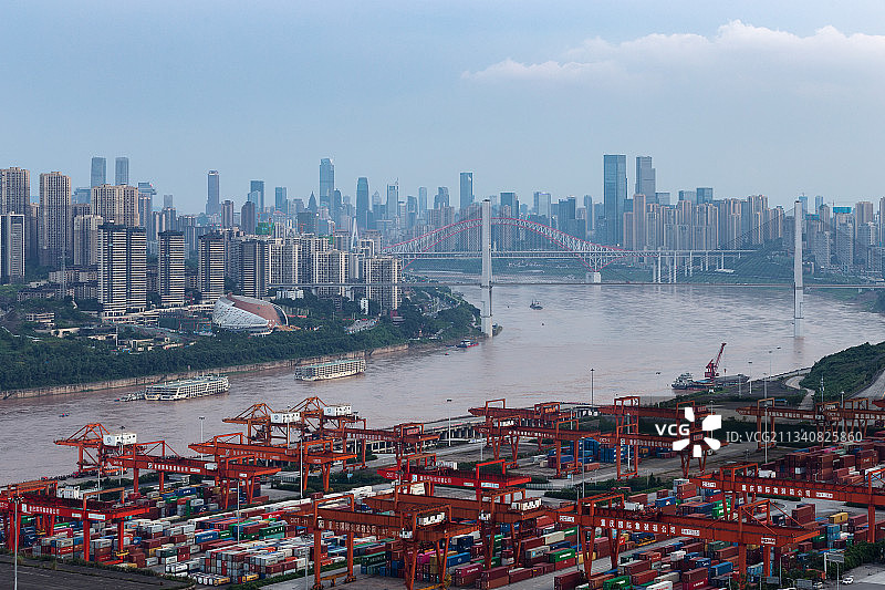 重庆市渝北区寸滩保税港区与渝中区夜晚灯光集装箱夜景全景图片素材