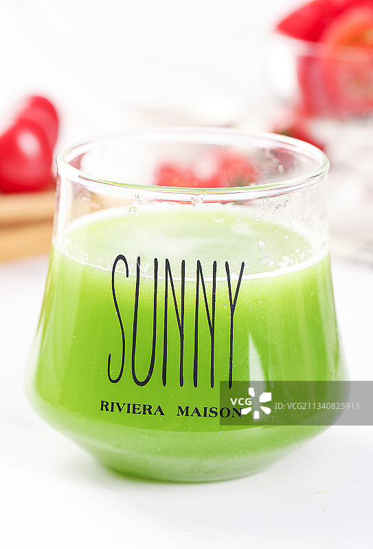 杯子里装着黄瓜榨的果汁图片素材