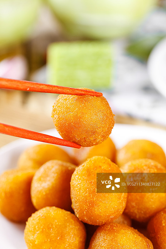 盘子里装着圆子图片素材