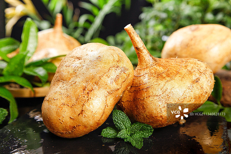 深底上摆放着广西凉薯图片素材