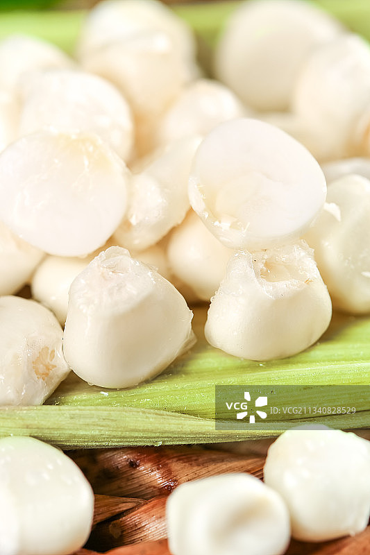 编织垫上放着玉米图片素材