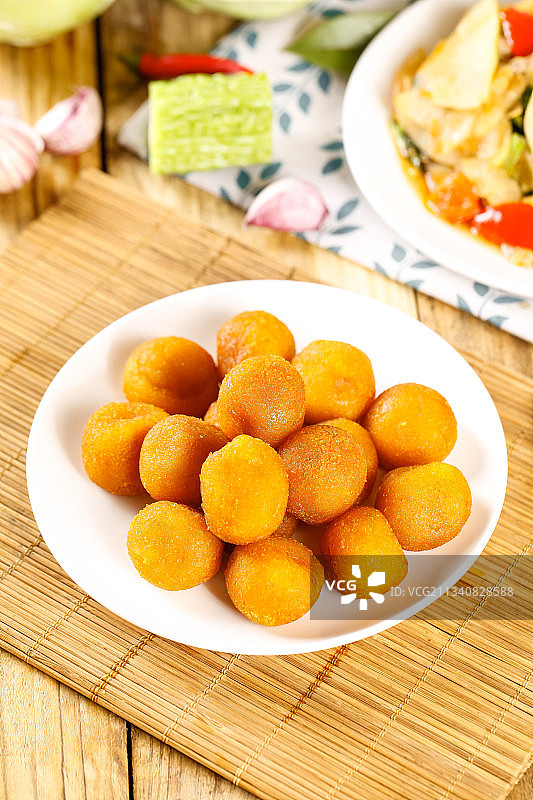 盘子里装着圆子图片素材