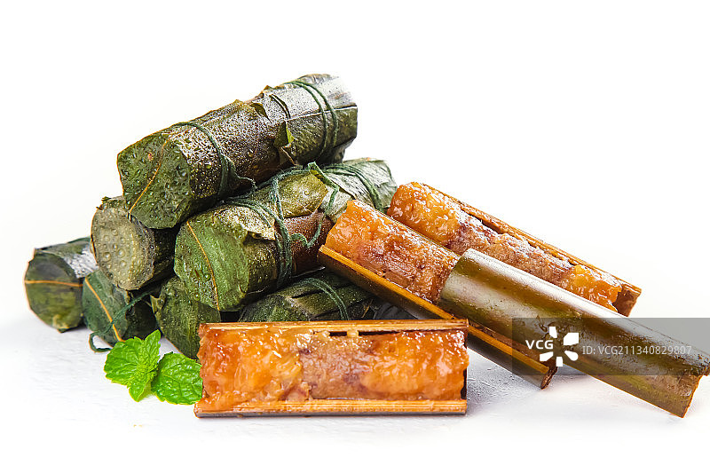 白底上放着竹筒肉粽图片素材