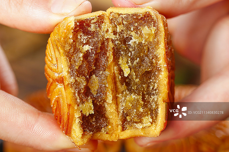 手里拿着莲蓉月饼图片素材