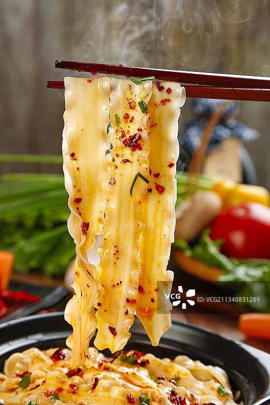 竹底上放着油泼面图片素材