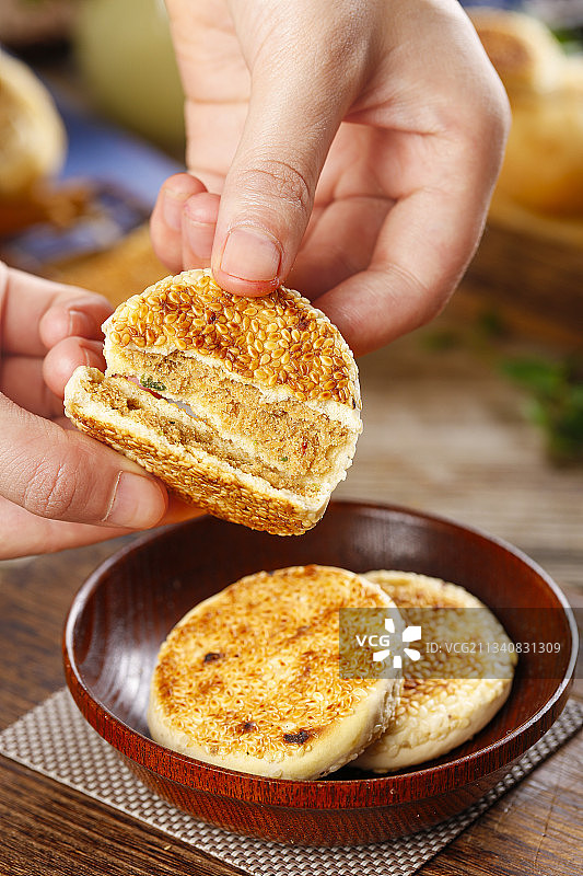 手里拿着手工芝麻饼图片素材