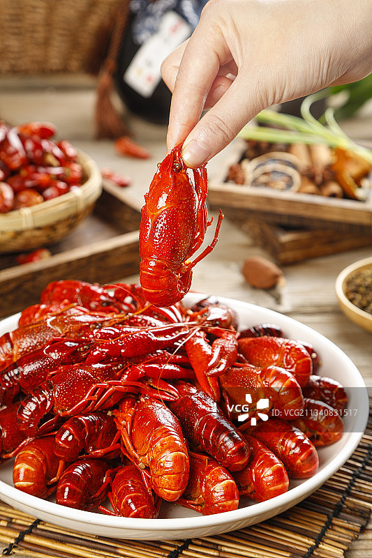 手上拿着蒸小龙虾图片素材