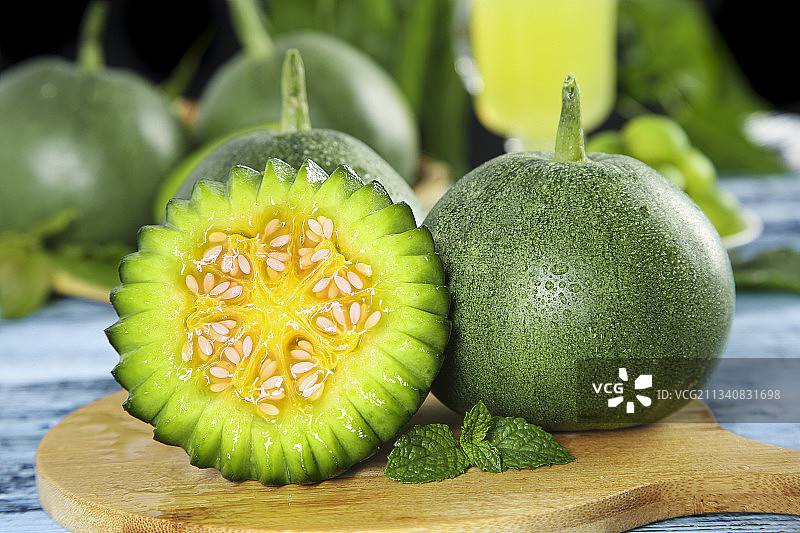 木底上放着绿宝香瓜图片素材