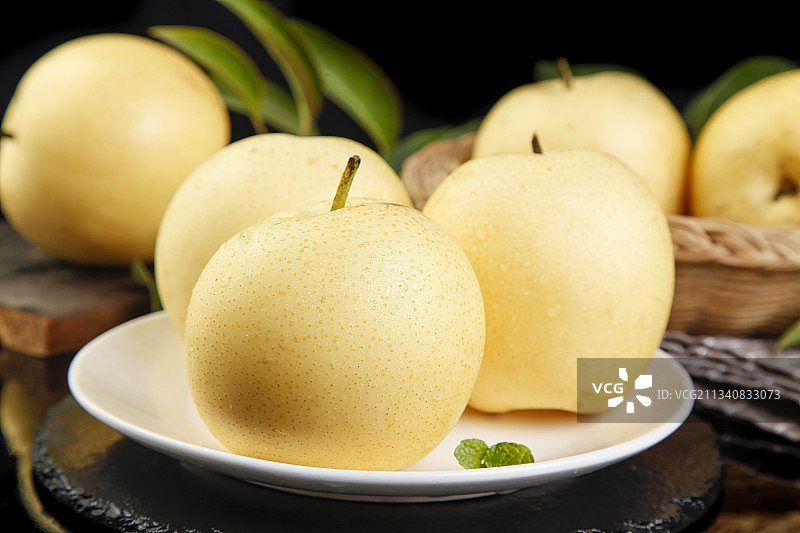 盘子里装着翠冠梨图片素材
