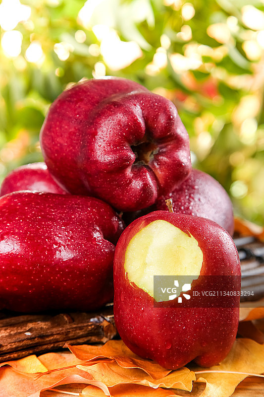 竹底上的美国红蛇果图片素材