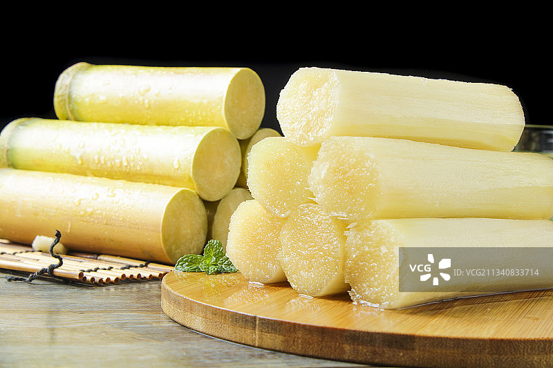 深底上放着甘蔗图片素材