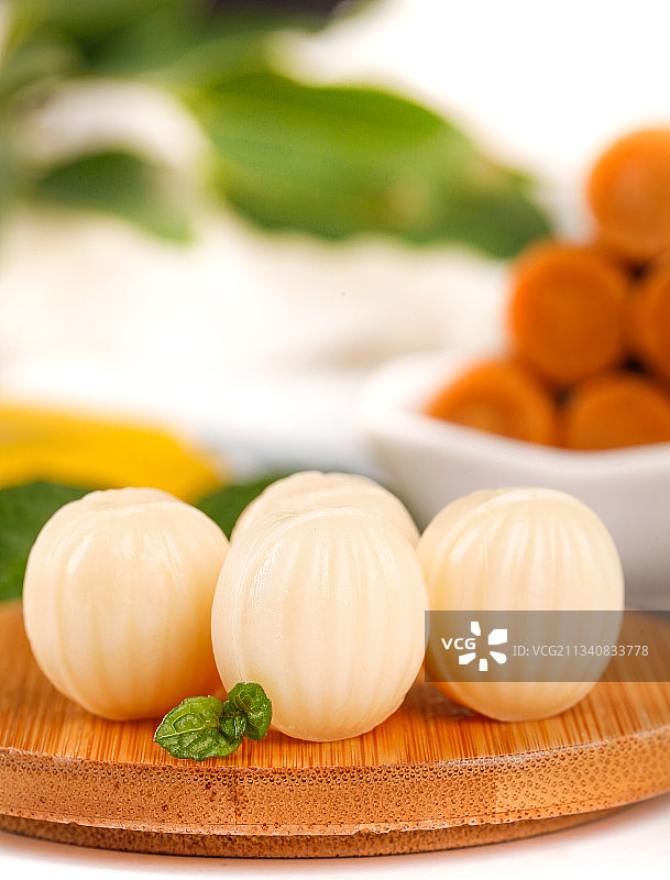 木板上放着牛奶味糖果图片素材