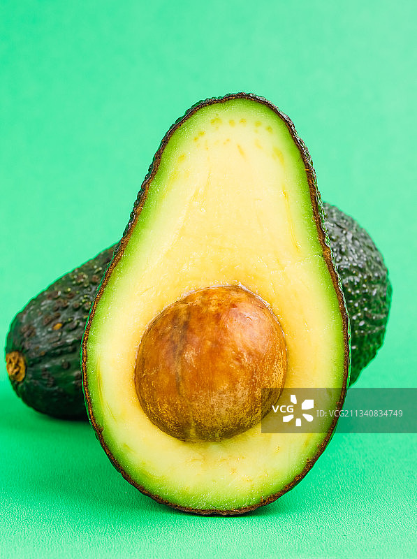 浅底上放着墨西哥牛油果图片素材