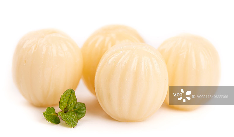 白底上放着牛奶味糖果图片素材