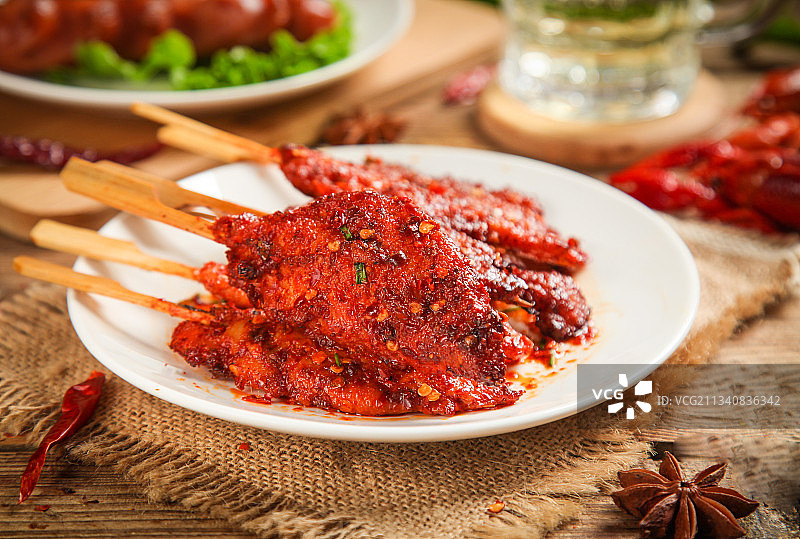 一盘鸡柳放在木底上图片素材