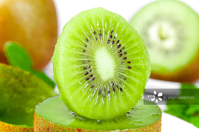 浅底上放着徐香猕猴桃图片素材