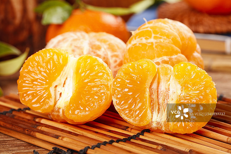 竹底上放着砂糖橘图片素材