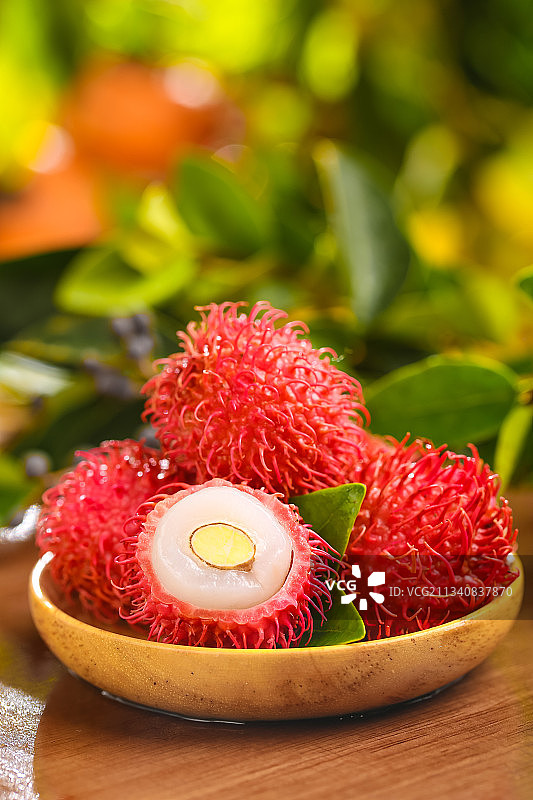 盘子里装着越南红毛丹图片素材