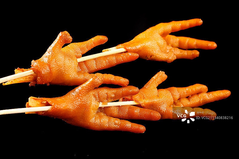 深底上的卤鸡脚图片素材