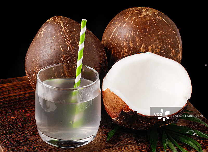 深底上放着海南椰皇图片素材