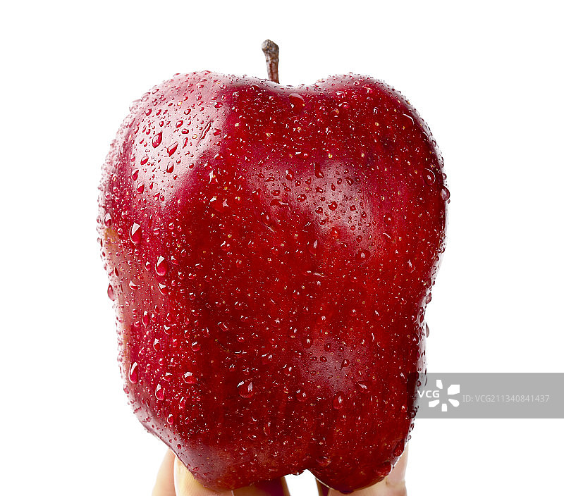 手里拿着新鲜蛇果图片素材