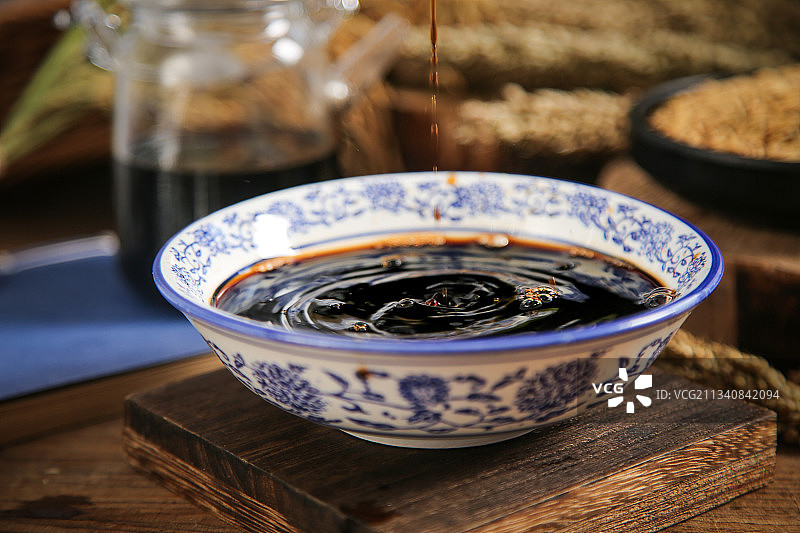 盘子里装着老陈醋图片素材