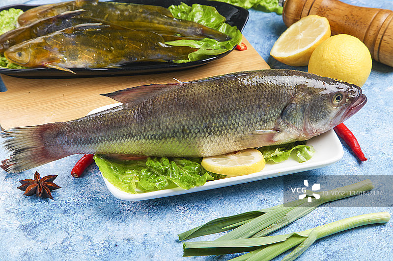 盘子里装着鲈鱼图片素材